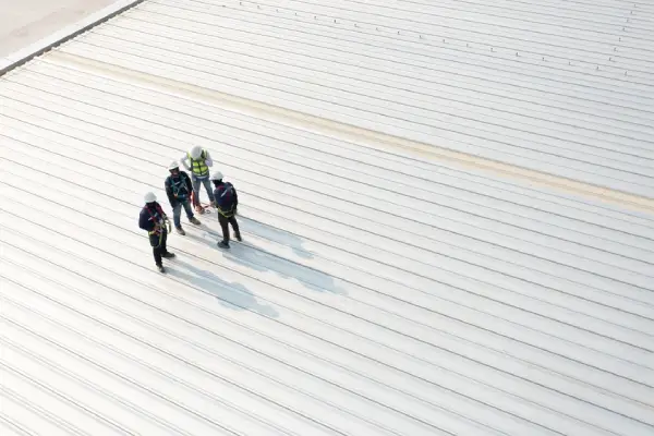 Lámina de poliéster opaco caminable Tred-safe de Stabilit instalada en techo industrial